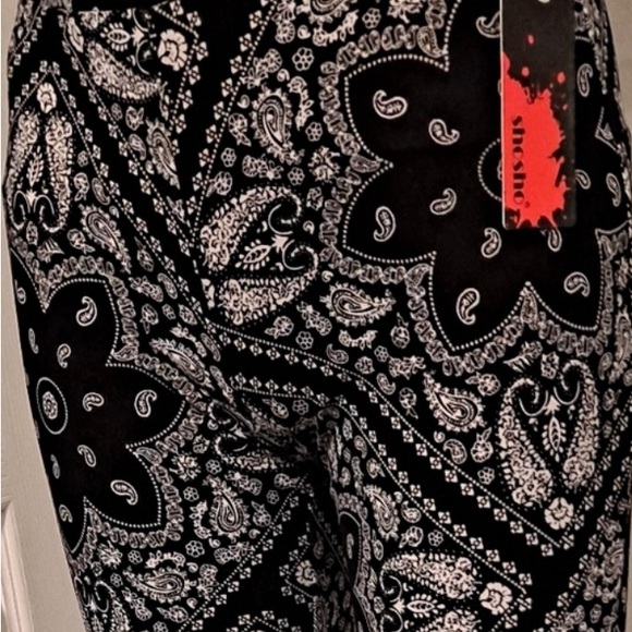 NEW Shosho Medium Navy Paisley Bell Bottoms - Picture 5 of 5